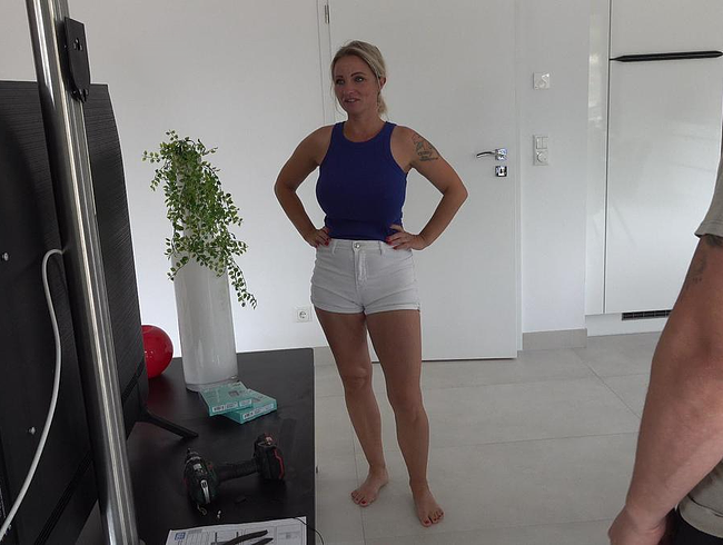 sweetpinkPu**y Porno Video: Ablenkung! Aufbauhelfer abgfi**t!